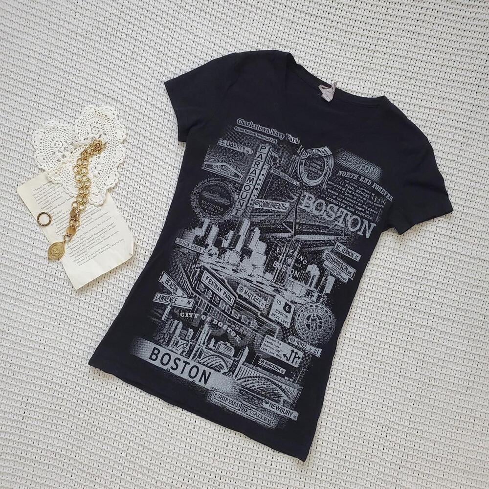 Y2k inspired short sleeve v neck graphic tee